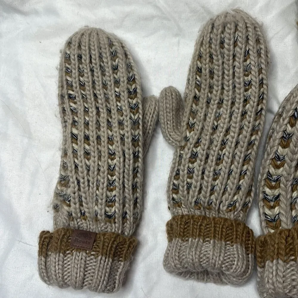 Roots Canada‎ Beige/Tan Chunky Knit Pom Pom Wool Blend Hat And Mittens.